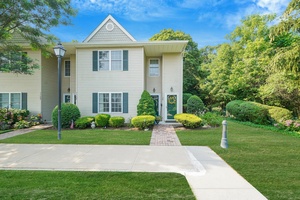 The Greens at Half Hollow Bright amp ; Beautiful Corner Unit in a Premier 55 Gated Community !