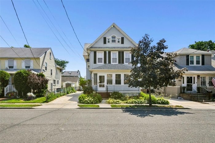 View of american foursquare style home