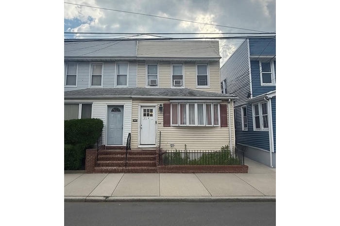 View of front of home with entry steps