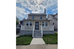 Charming Fully Detached Single Family Home in Prime Queens Location !