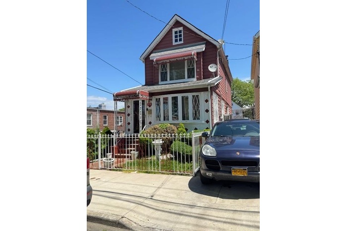View of front of house featuring a fenced front yard