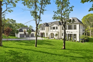 Discover the timeless charm of Nassau Point, a picturesque enclave surrounded by the shimmering waters of Peconic Bay.