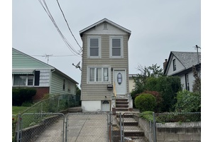 Welcome to this charming single family Colonial nestled on a 20x100 lot in a desirable neighborhood.