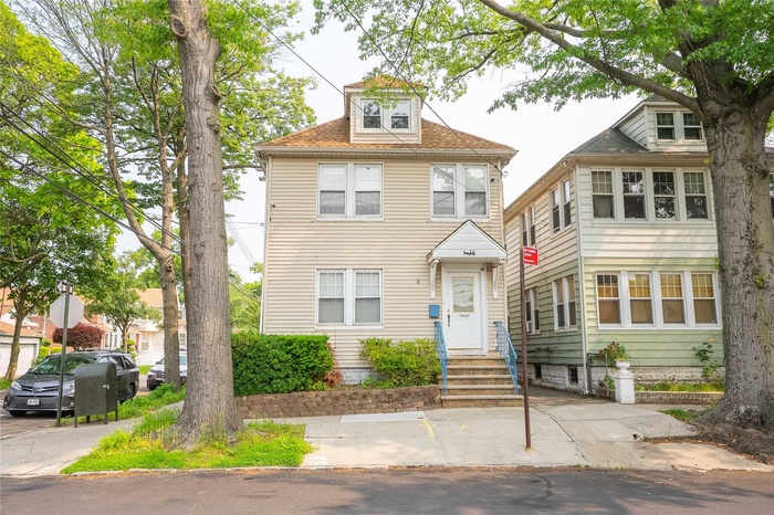 View of american foursquare style home