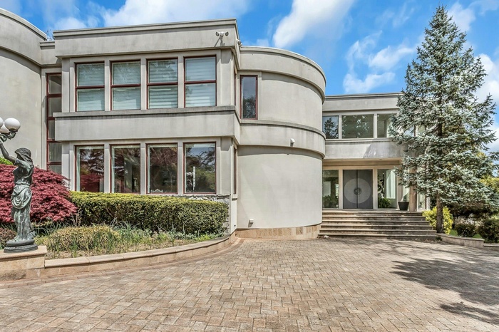 Art deco home featuring stucco siding