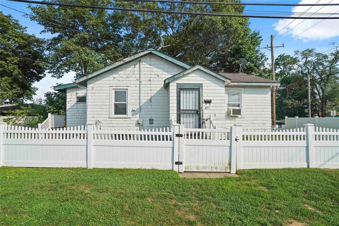 View of front facade featuring a gate and a fenced front yard