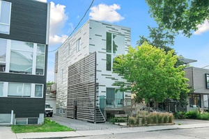 This is no standard triplex !