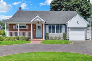 Beautiful and spacious expanded cape in the heart of Merrick.