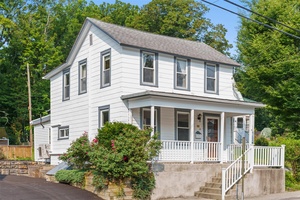 Rhinebeck Village Charmer !