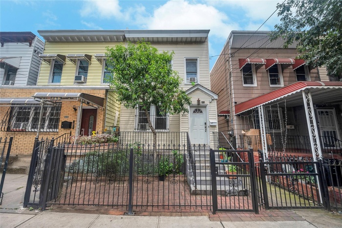 View of front of house featuring a fenced front yard