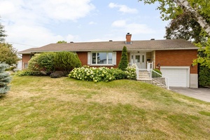 Welcome to 22 Phillip ! A 3 bedroom, 3 bathroom side split home.