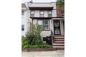 Discover this beautiful single family residence nestled in the vibrant community of Glendale.
