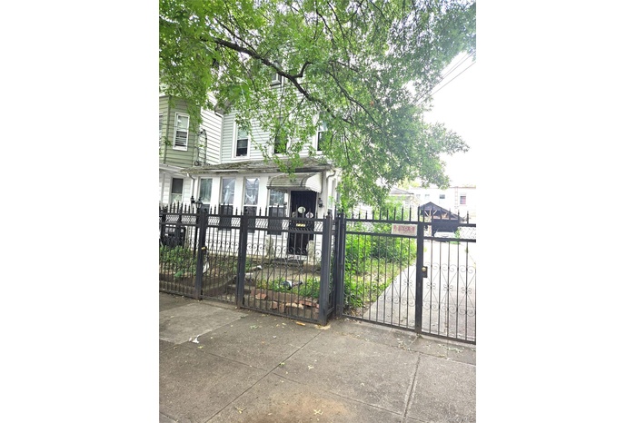 Gate featuring a fenced front yard