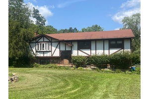 Come enjoy the country living yet close to Route 84.