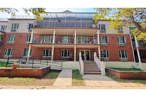 Welcome to this beautiful top floor condo in Forest Hills.