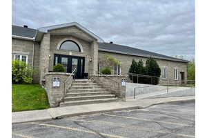 Don't miss out on this fantastic opportunity to lease a bright and spacious unit in a prime location just 2 minutes from Highway 7 and only 20 minutes to Ottawa.