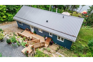 Beautiful waterfront retreat on Malcolm Lake !