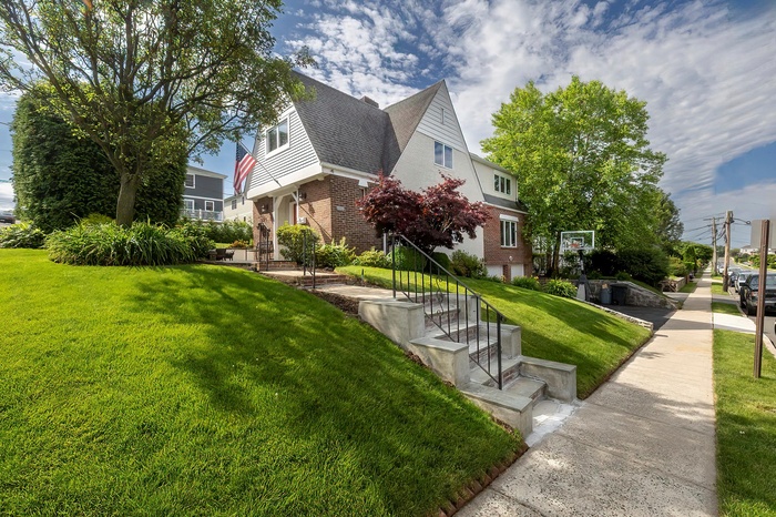 Welcome to 126 Lincoln Avenue E