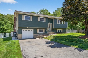 Welcome to your dream home in the heart of Middletown !