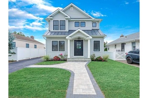 Show stopping new build in Carle Place school district !