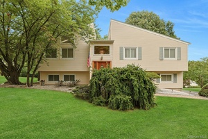 Spectacular Large Butterfly contemporary Hi Ranch set in one of Thiells most prestigious and desired locations, Breathtaking mountain views surround this amazing home set on a large corner lot.