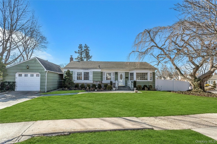 Ranch-style house with detached Garage