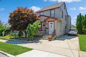 This Extra large Chatlos Colonial offers a BROAD array of possibilities with it's unique size and layout.