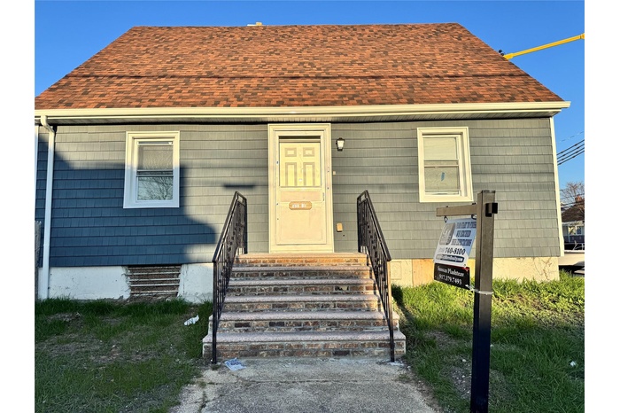 View of front facade featuring a shingled roof