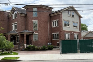 9 Bedrooms, 6 Bathrooms House For Sale.