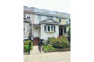 This 3 bedroom home in Queens, NY is a great starter home for a 1st time home buyer.