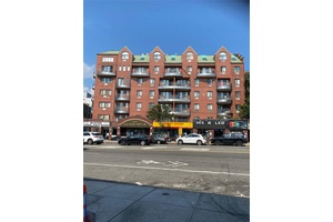 Cozy and bright 2 bedrooms condo in prime Flushing location.