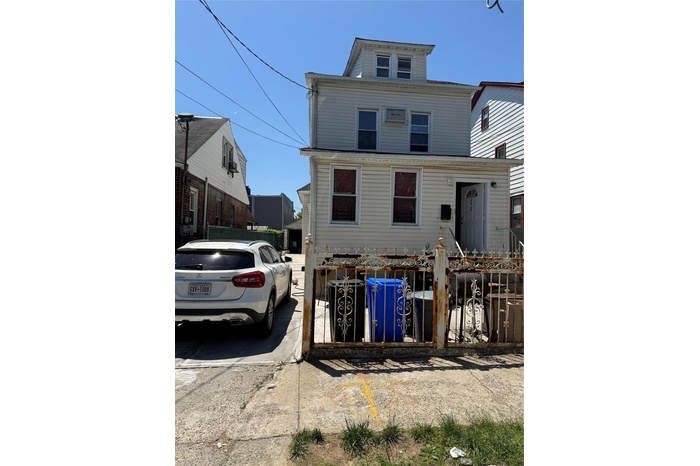 View of american foursquare style home
