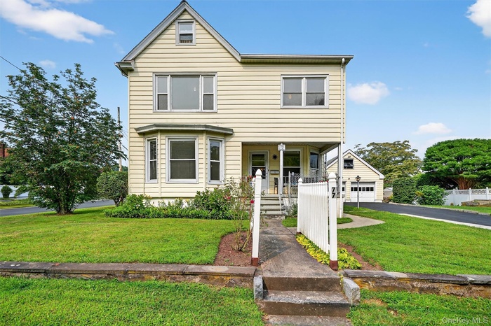 Welcome Home! 77 Thompson Ave