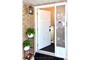 Welcome home to this convenient, shared common areas, single room for lease in East Peterborough, where convenience meets comfort.