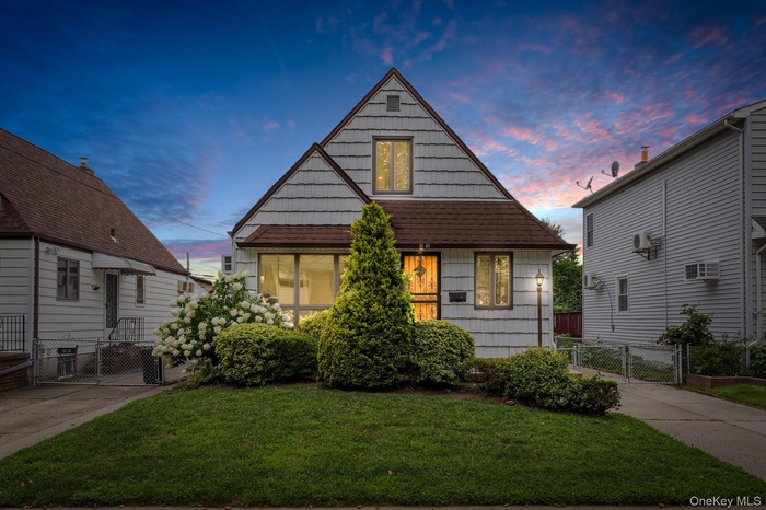 Bungalow with roof with shingles and a gate
