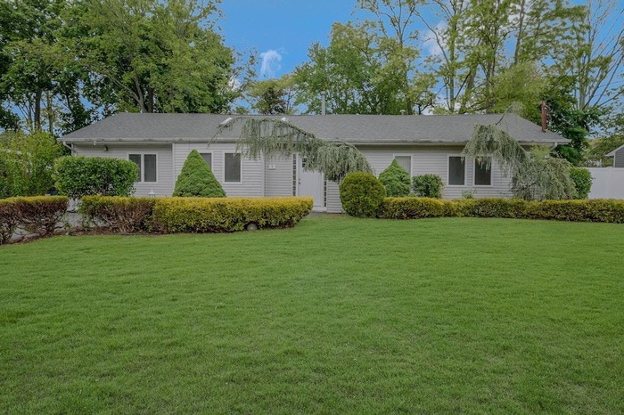 Ranch-style house featuring a front yard