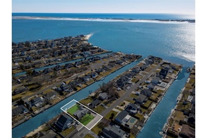 Boat Lovers Summer Getaway in highly desired Shinnecock Shores !
