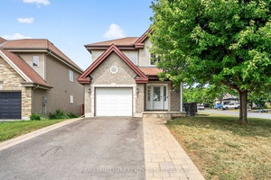 MOVE IN READY ! Detached home on a PREMIUM Corner Lot !