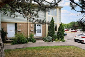 End Unit Townhome in Prime Mississauga Location !