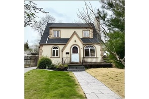 Welcome to this beautifully maintained 3 bedroom, 2Bath Cape Cod style home in the heart of Roslyn Heights !