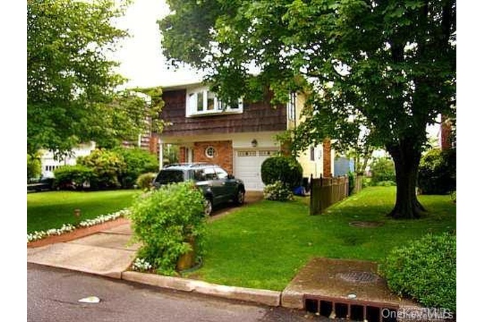 View of front facade with a front lawn