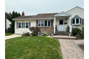 Don't miss this opportunity to own this lovely, updated home in Farmingdale.