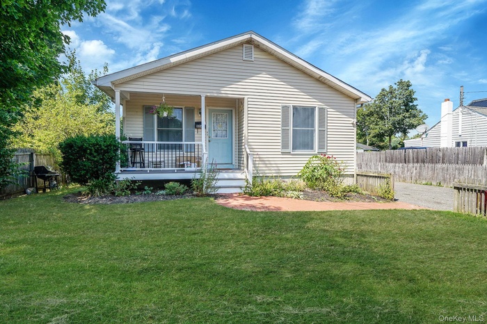 View of front of property featuring a porch