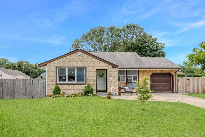 View of front of house with a garage and driveway