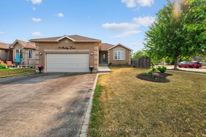 Charming Bungalow on a Prime Corner Lot in Desirable Pringle Park !
