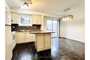 Beautiful and spacious 3 bedroom freehold townhouse situated in the highly demand Maple neighbourhood.