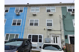 1 Block from Rockaway Beach, 98 live concerts and restaurants, and access to the beach.