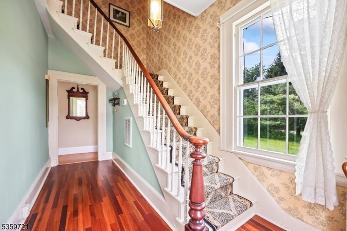 Entrance/Stairway