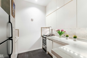 Beautiful loft style living with open living room dinning and 11 ft ceiling.