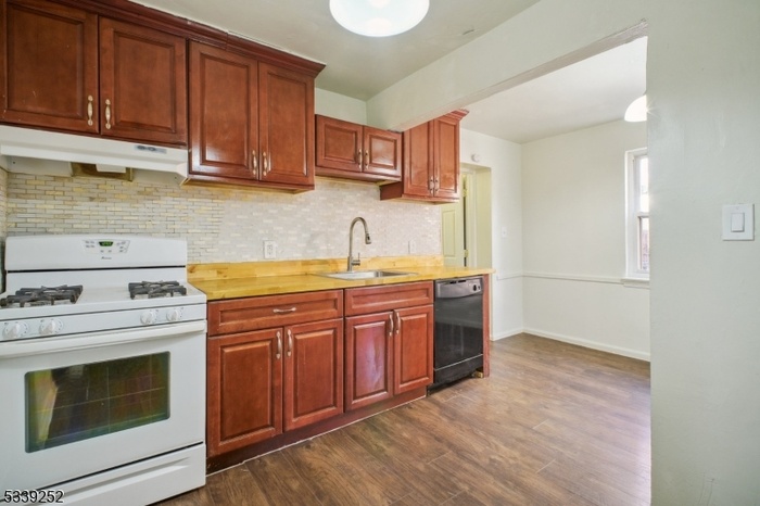 Eat-in kitchen